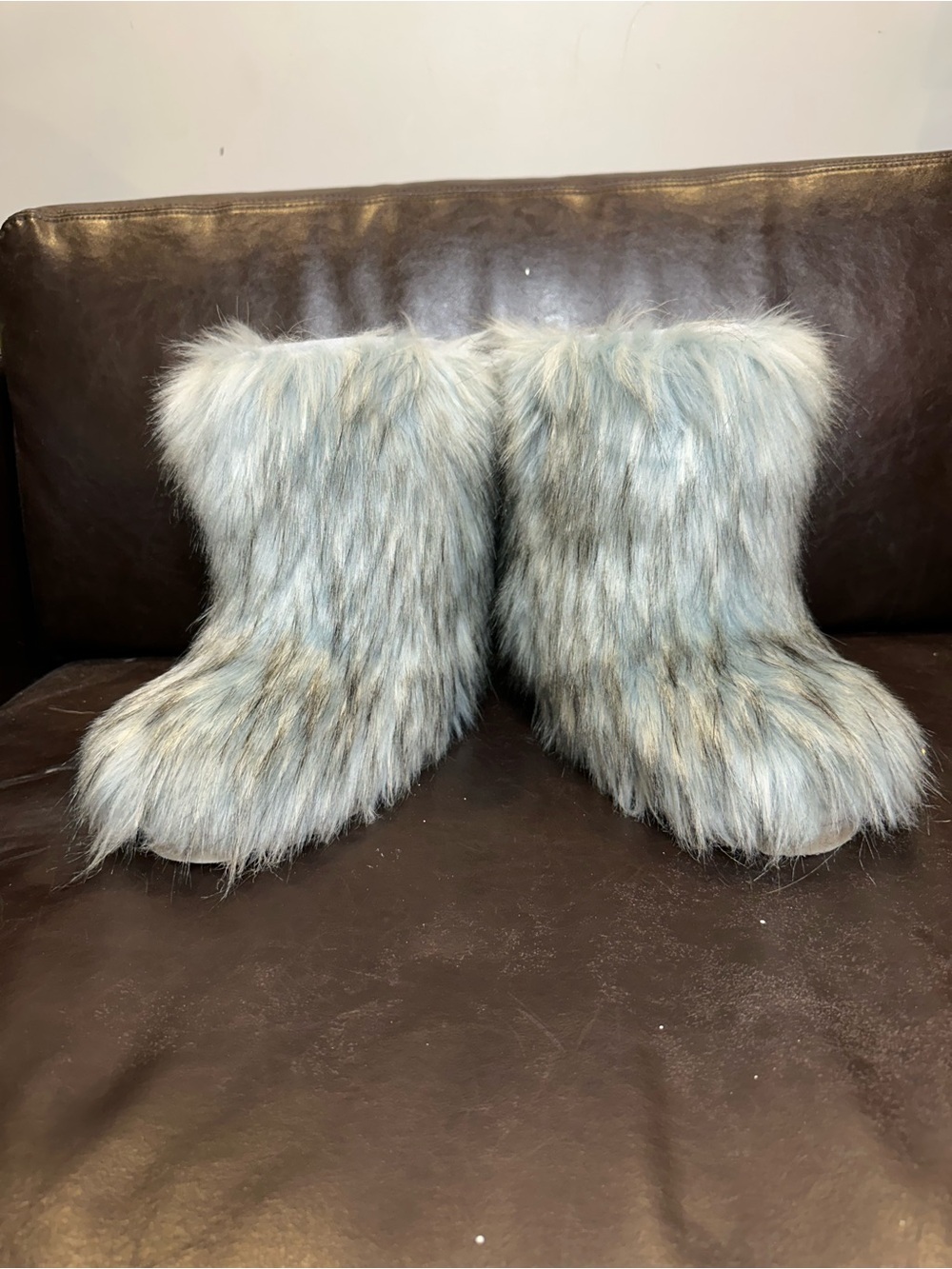 Bearpaw Women's Sasha boots, featured in a soft blue-fog colorway sz 9